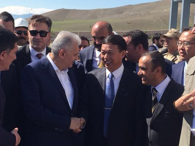 董事長王家安與時(shí)任土耳其總理耶爾德勒姆共同出席鵬飛集團(tuán)在土耳其承建的3000t/d水泥生產(chǎn)線剪彩儀式，并親切交談